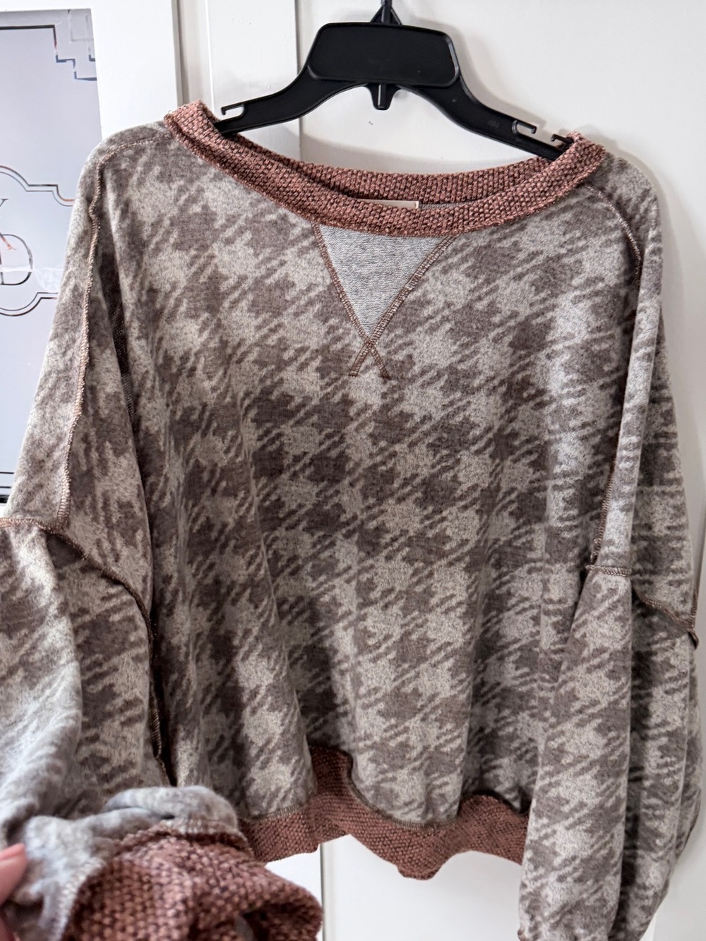 Cozy Houndstooth Crewneck Sweater - Taupe & Brown